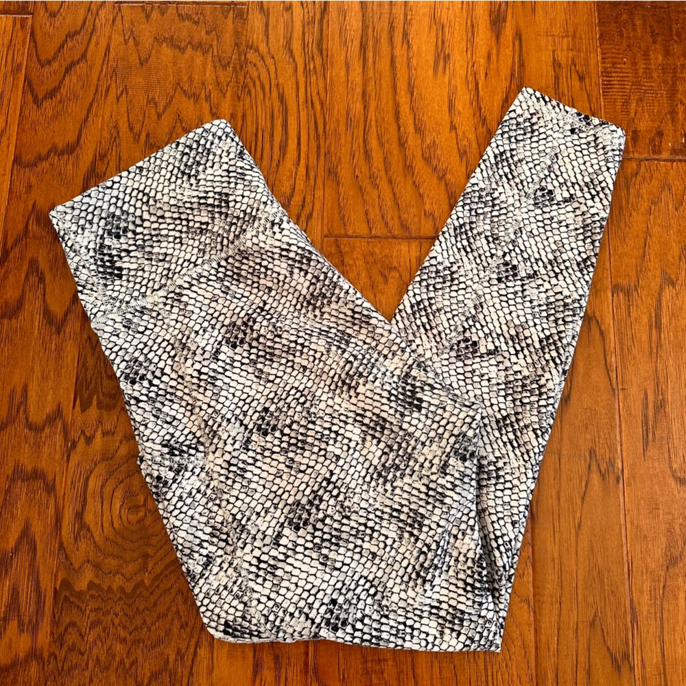 Balance Collection Black and White Animal Print Leggings Size Large - Picture 4 of 5